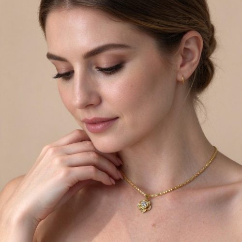 Colar Flor Pétalas Cravejada Banhado a Ouro 18k