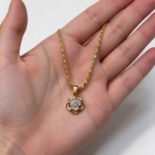Colar Flor Pétalas Cravejada Banhado a Ouro 18k