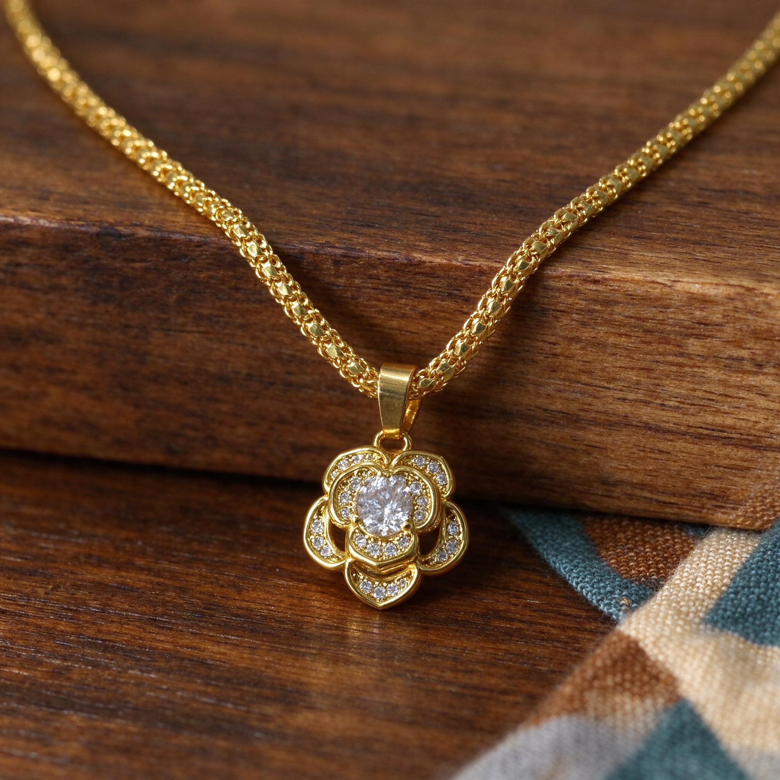 Colar Flor Pétalas Cravejada Banhado a Ouro 18k