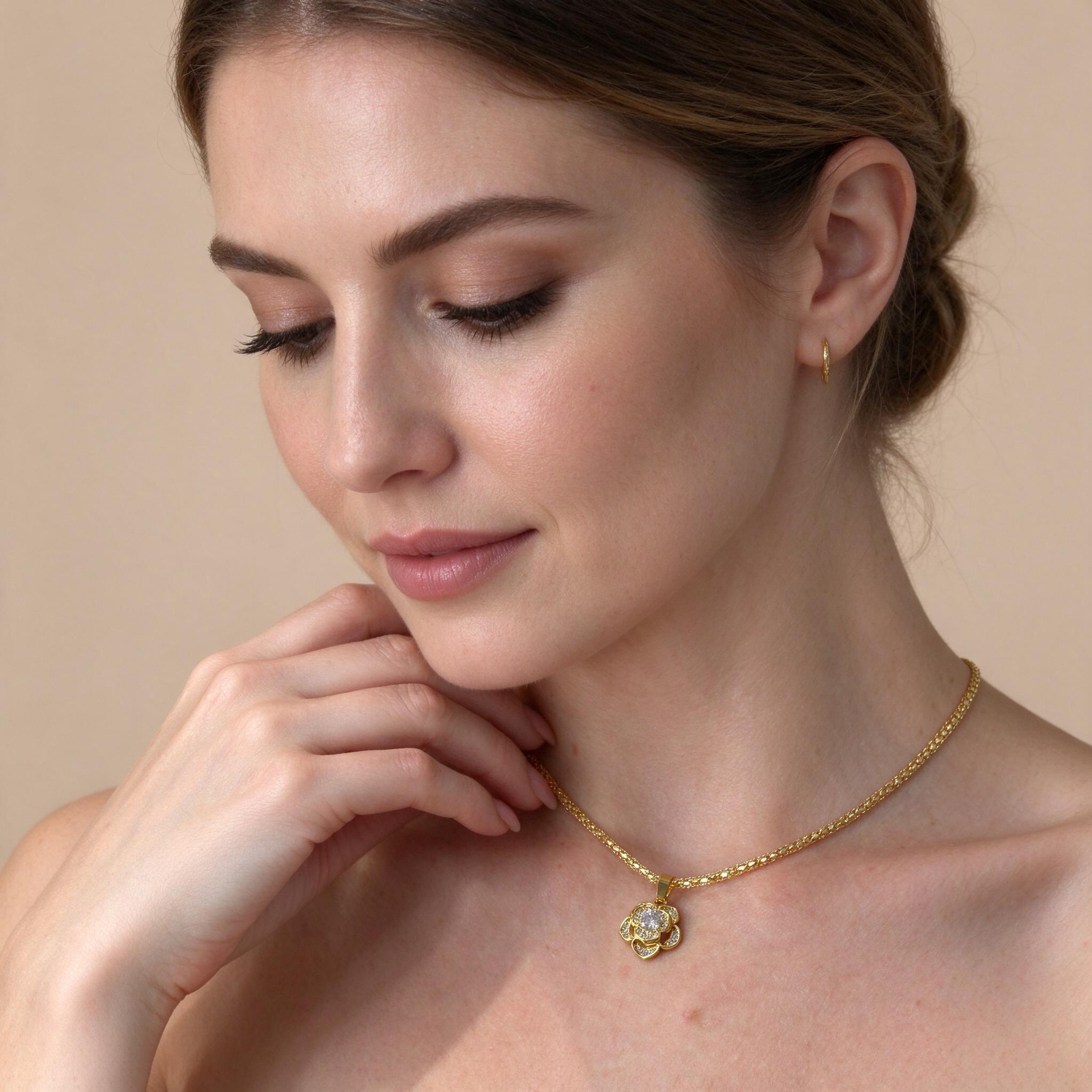 Colar Flor Pétalas Cravejada Banhado a Ouro 18k