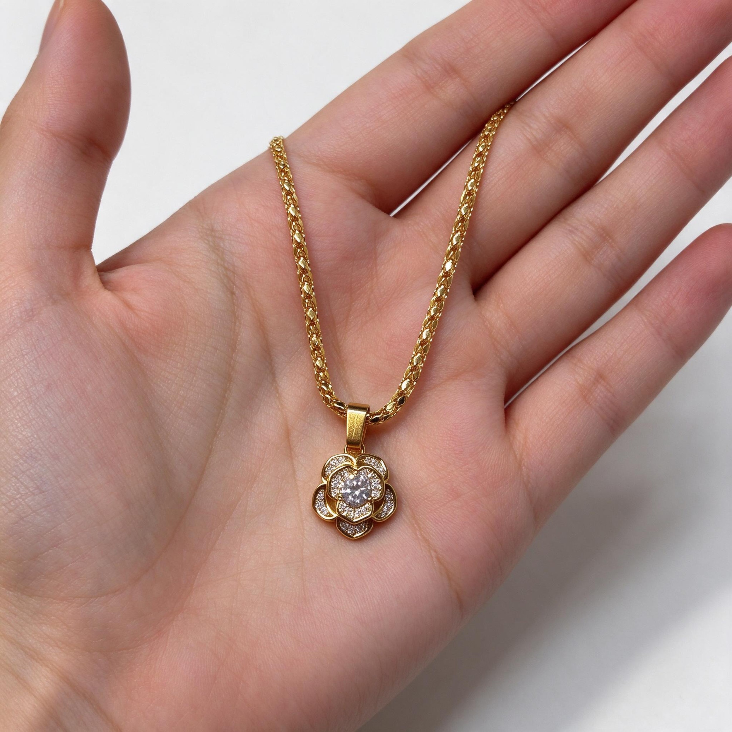 Colar Flor Pétalas Cravejada Banhado a Ouro 18k