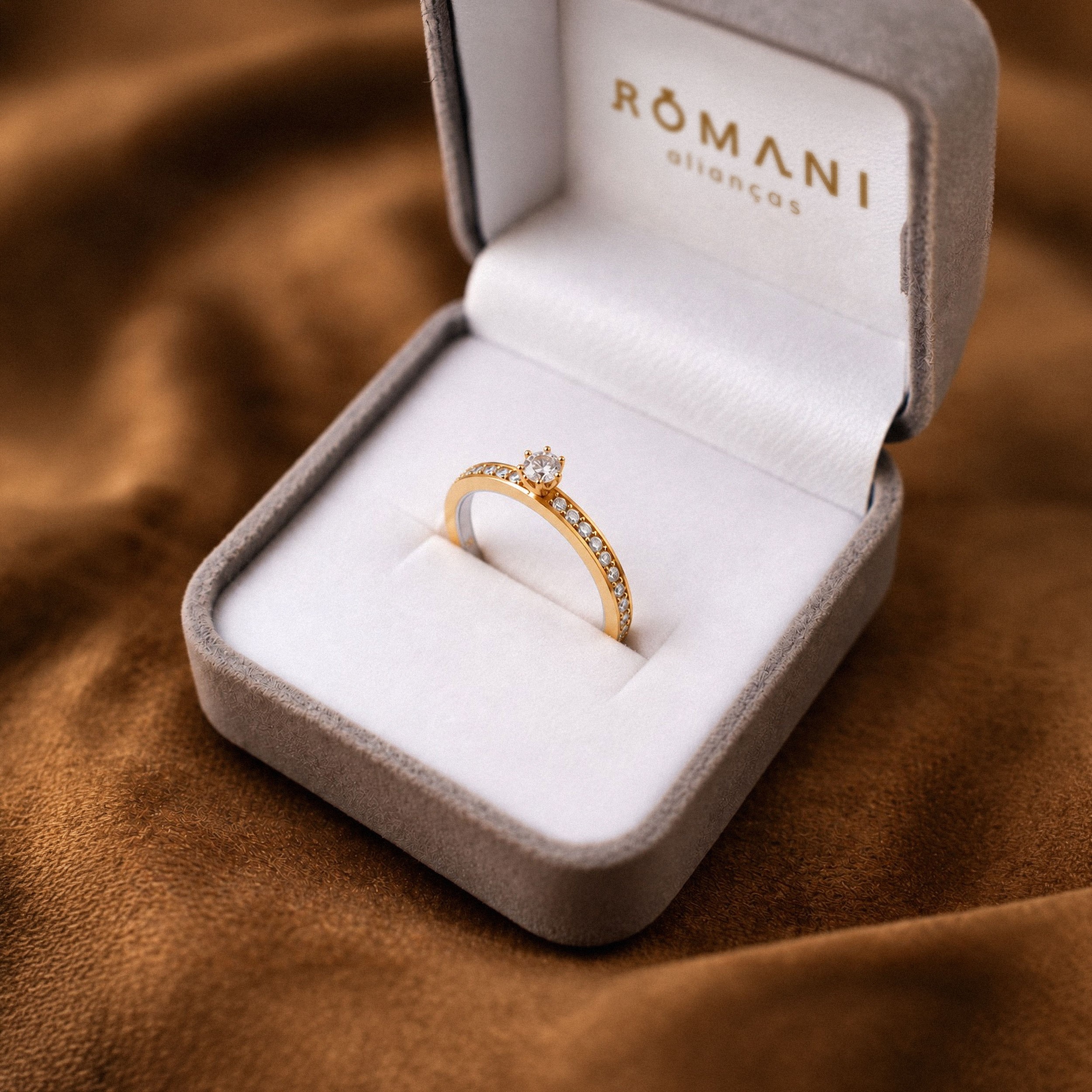 Solitário de Moeda 18k Cravejado 2mm com Zircônia